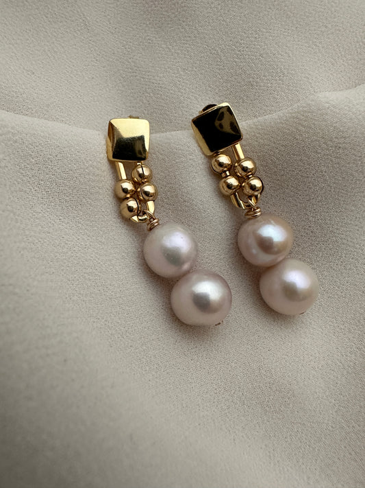 SCARLETT Gold Pearl Earrings