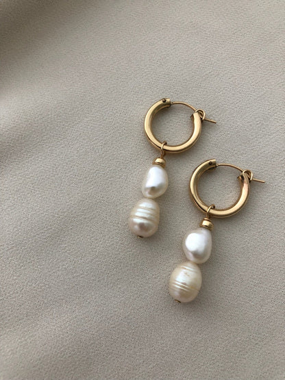 EILISH PEARL HOOPS