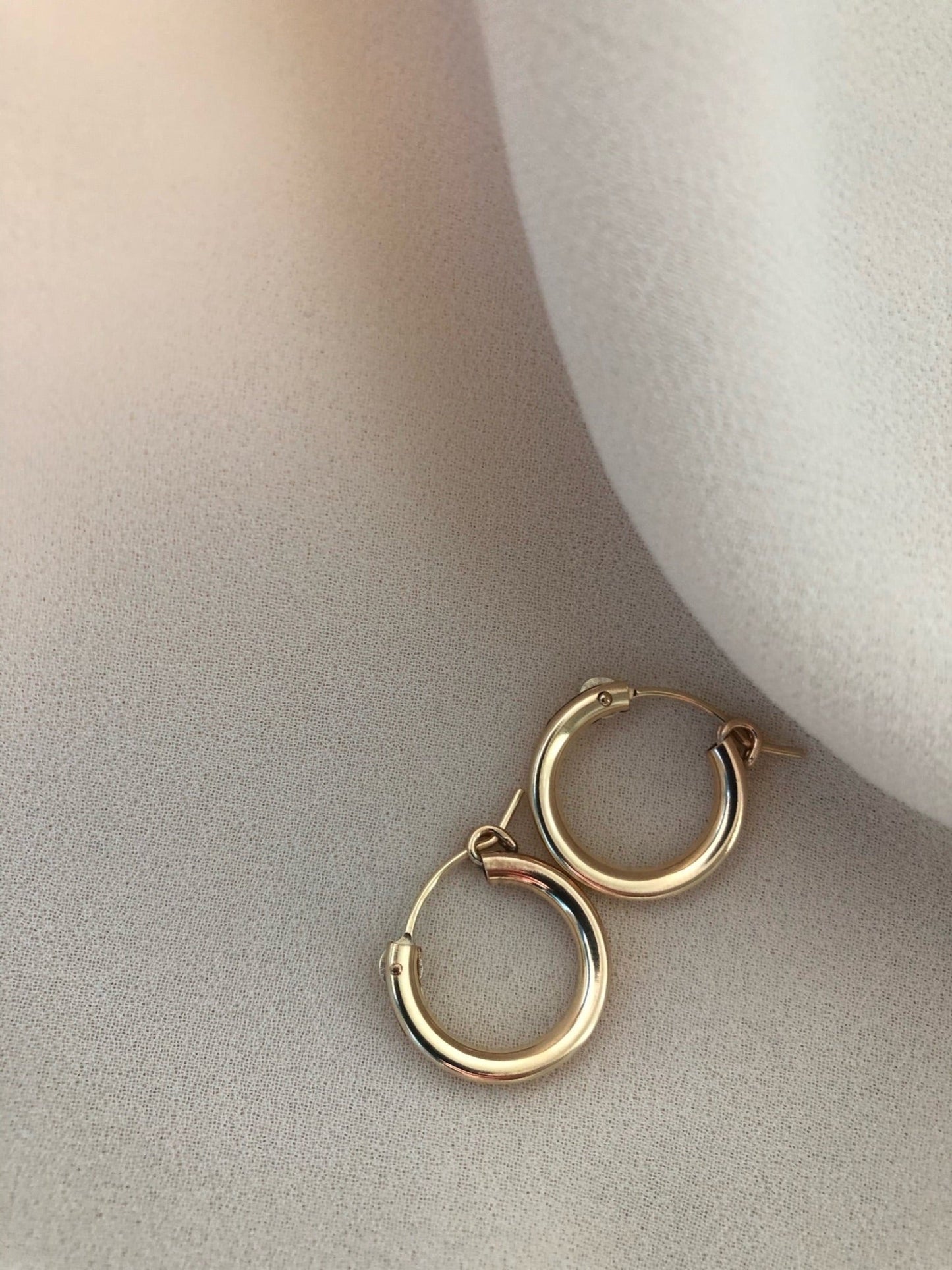 EILISH Gold Pearl Hoops