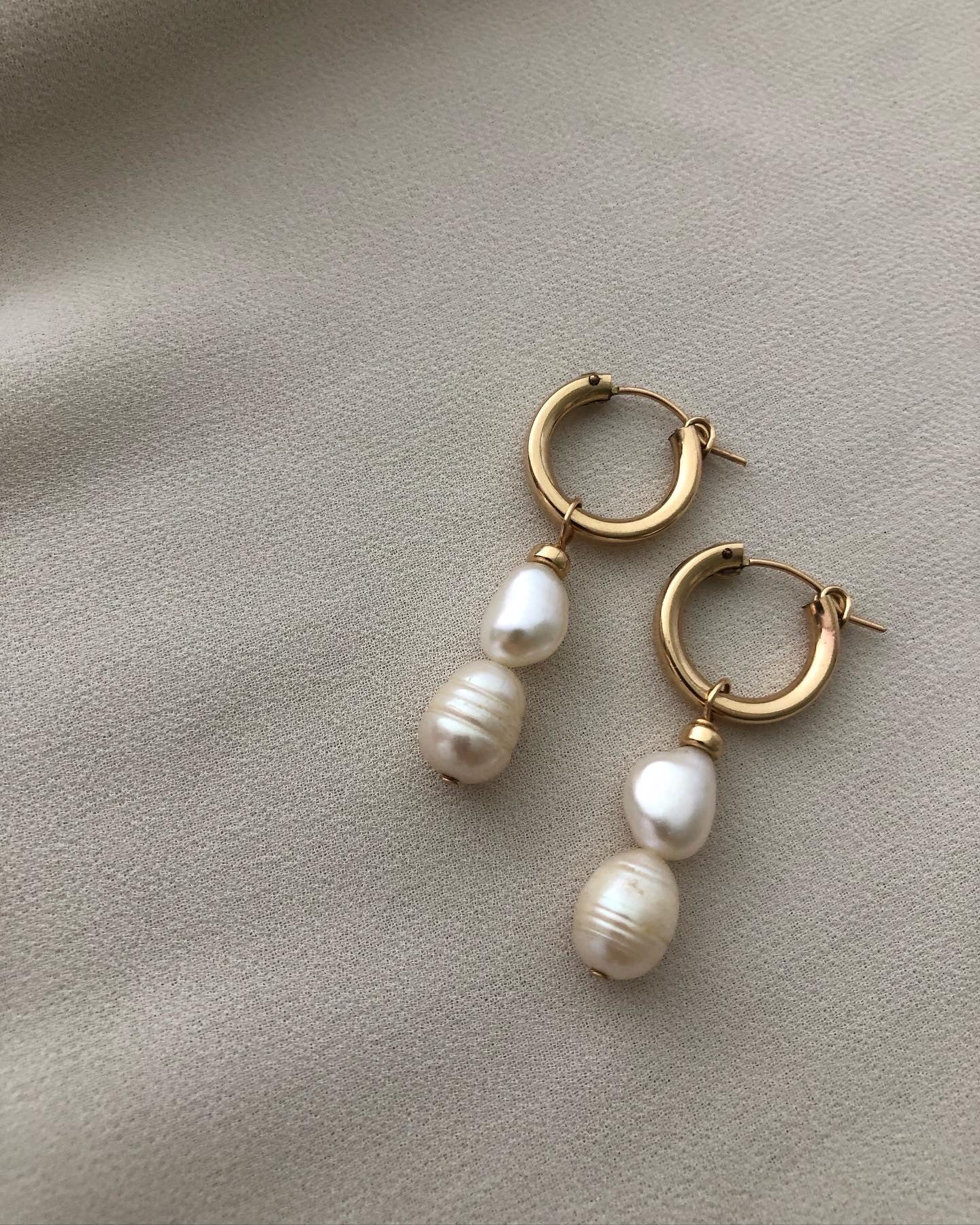 EILISH Gold Pearl Hoops