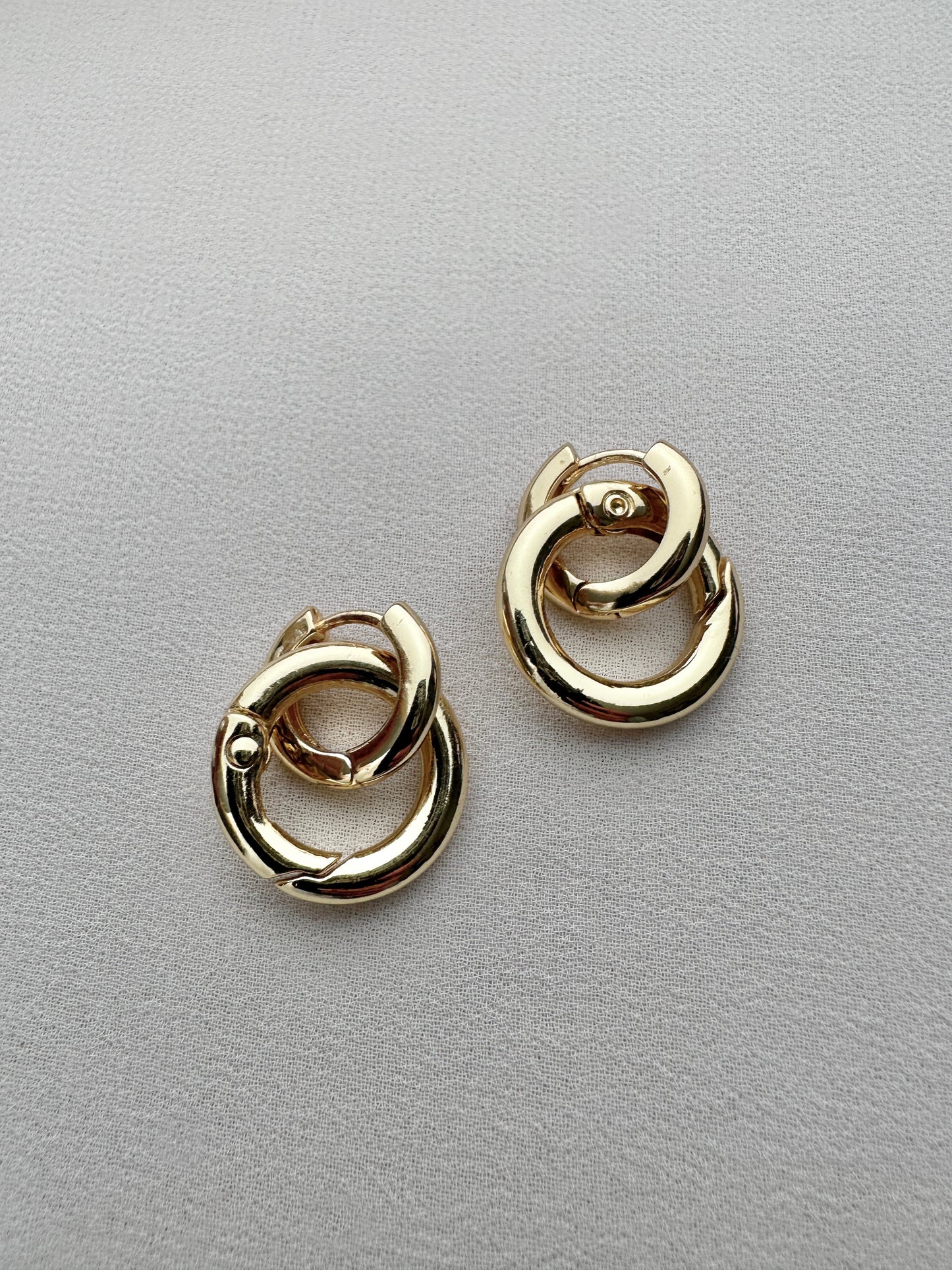 LOCHLYN Gold Hoop Earrings