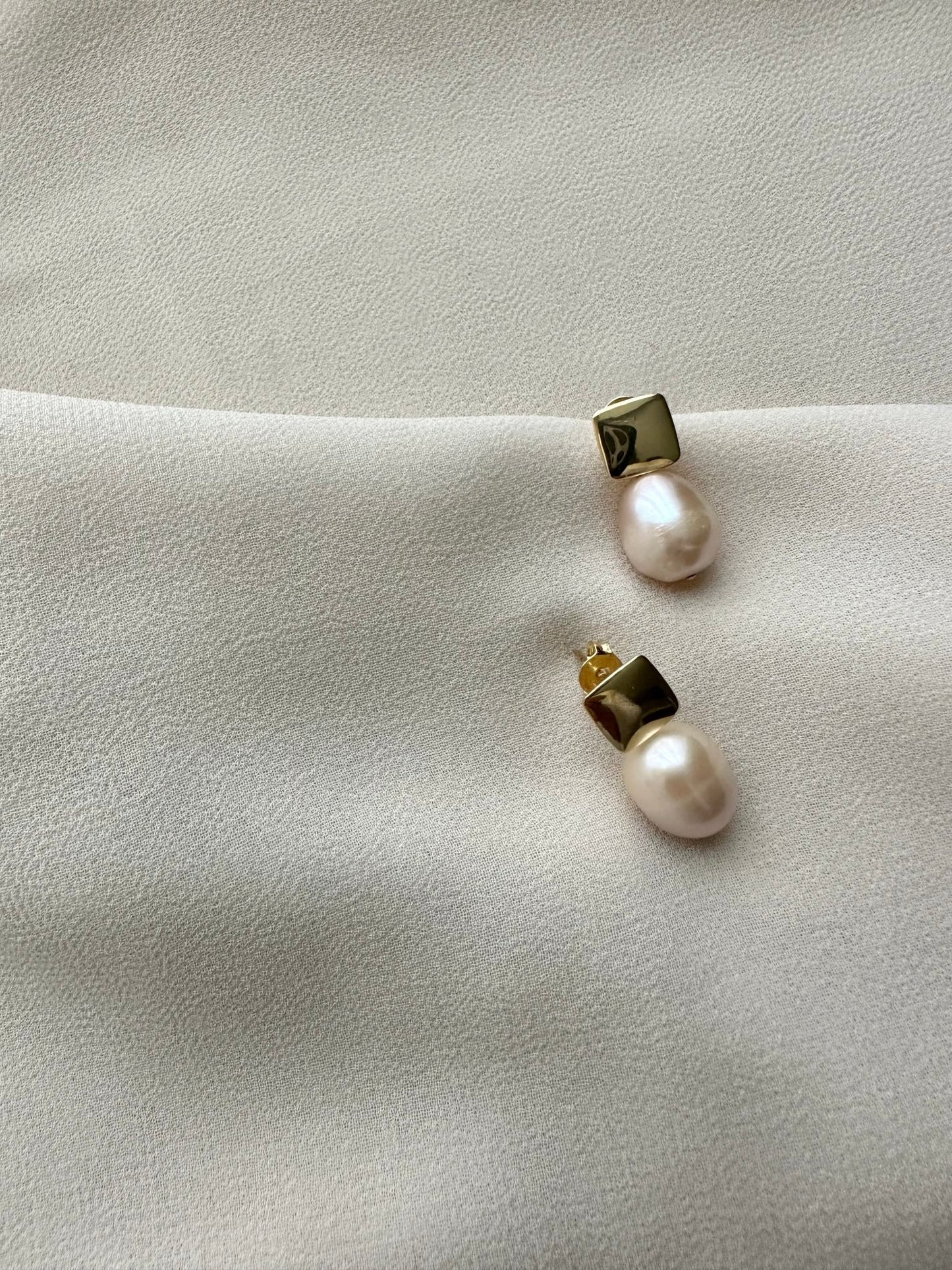 SANDRA Pearl Gold Earrings