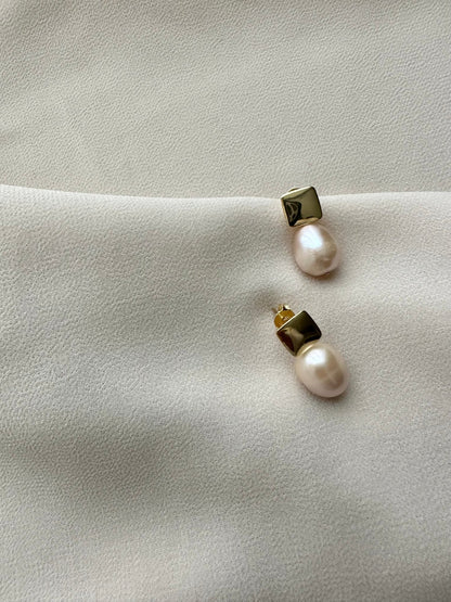 SANDRA PEARL EARRINGS