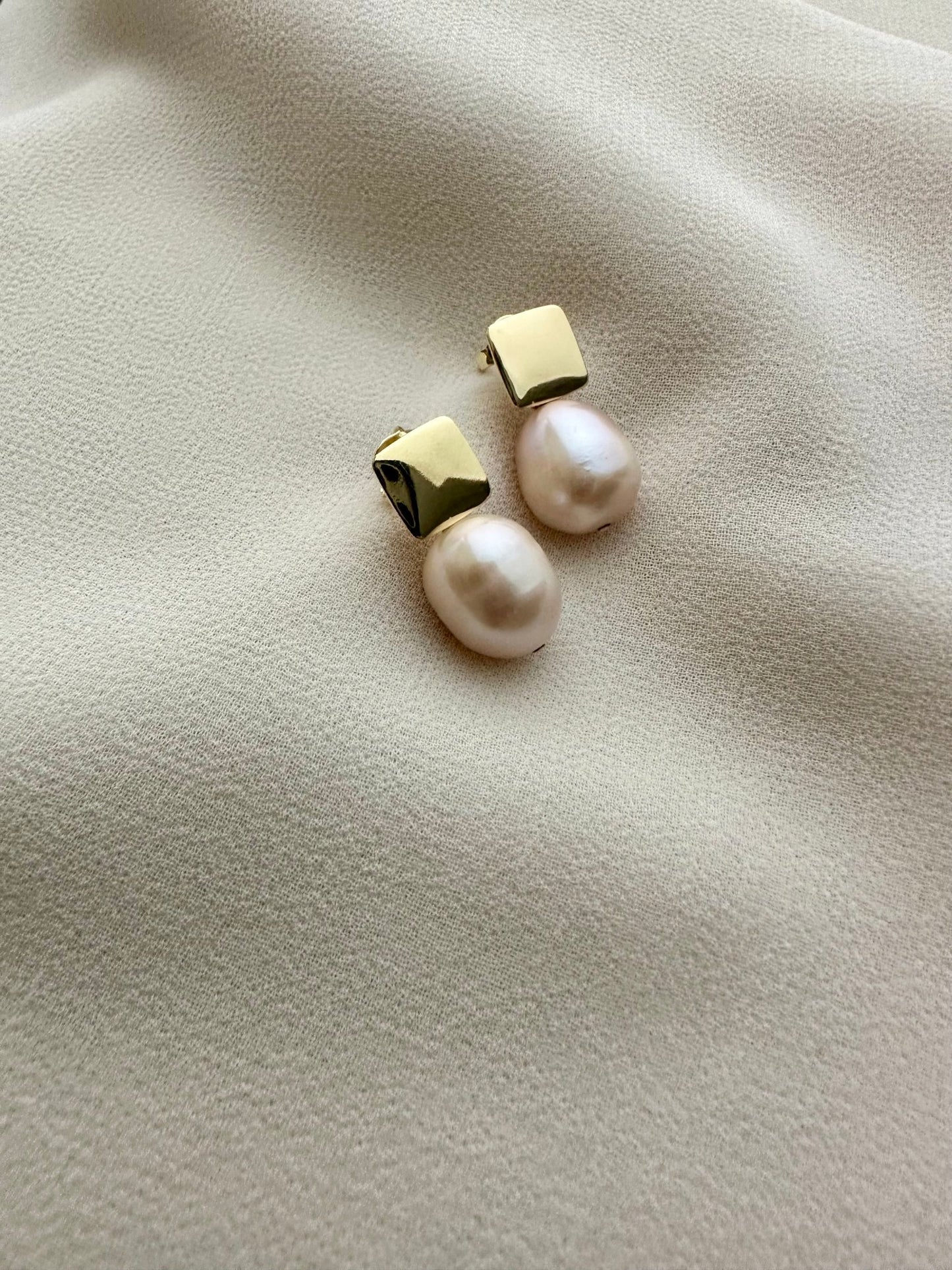 SANDRA Pearl Gold Earrings