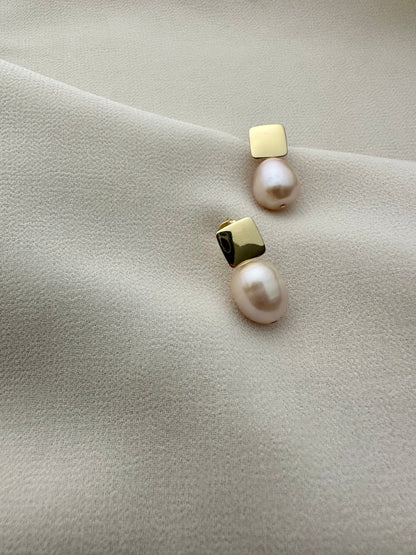 SANDRA PEARL EARRINGS