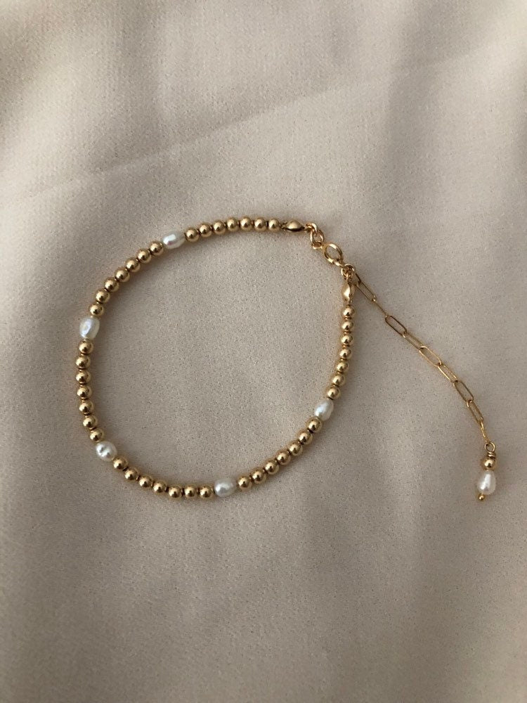 VALLI Dainty Pearl Gold Ball Bracelet