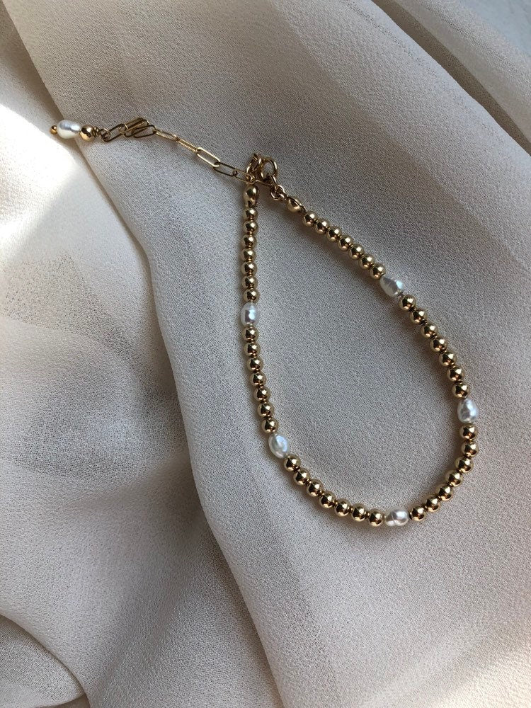 VALLI Dainty Pearl Gold Ball Bracelet